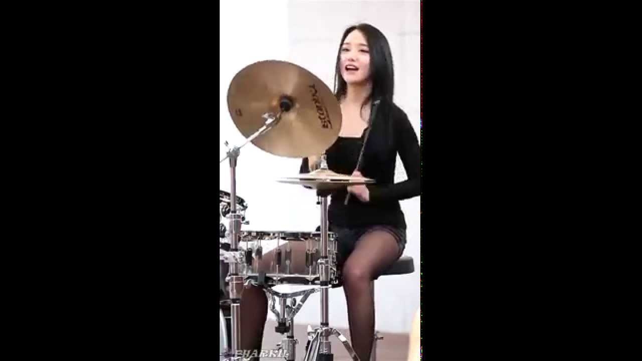Девушка хорошо играет на ударных 