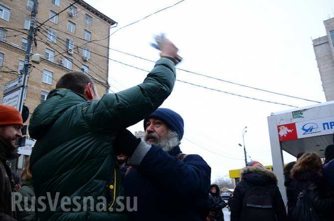 В Москве с драками сорвали проукраинско-бандеровский пикет