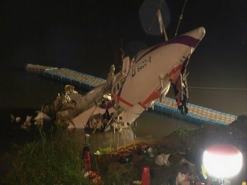Тайваньский самолёт вытащили из воды