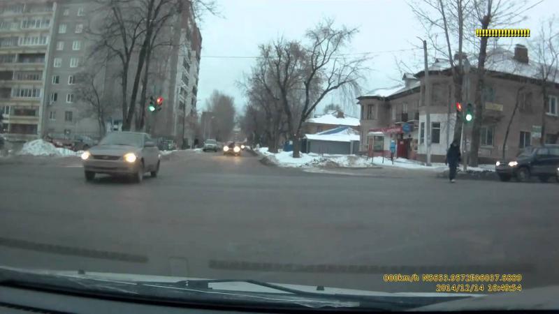 Погоня за авто с человеком на капоте  