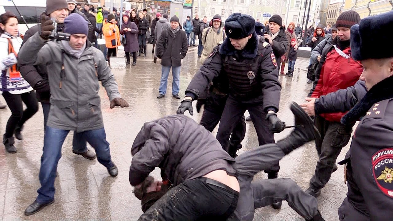Американскую пятую колонну в Москве забросали фекалиями