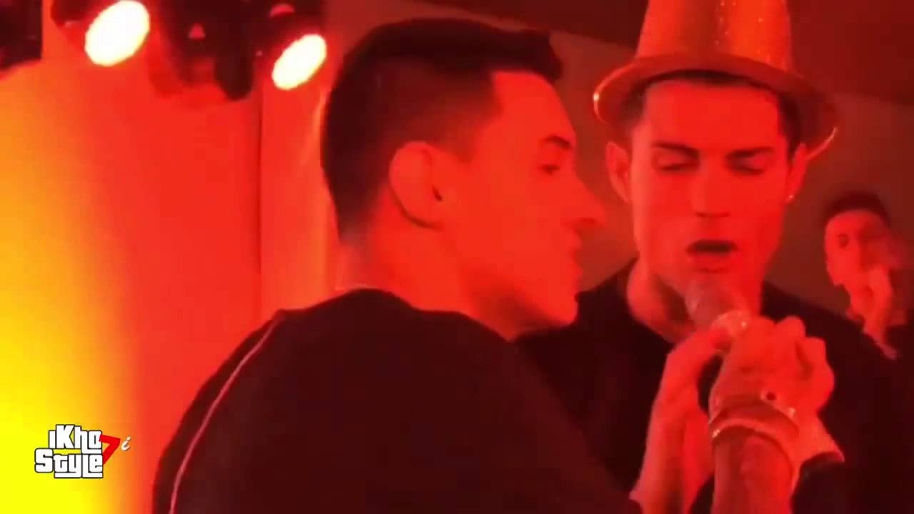 Cristiano Ronaldo cantando con Kevin Roldan en su Fiesta de Cumpleaños