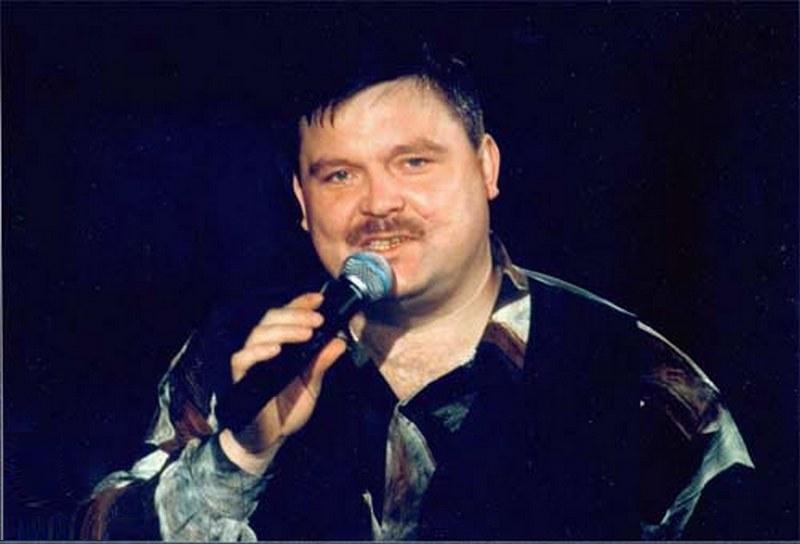 Мальчишка душевно исполняет песню Круга