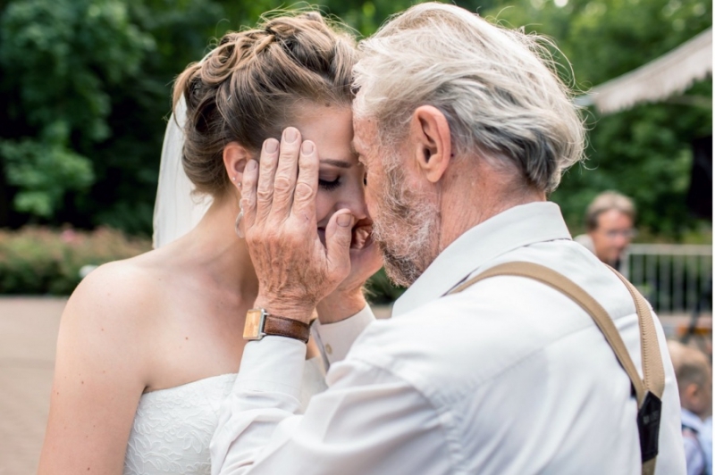 Трогательные фотографии невест и их отцов