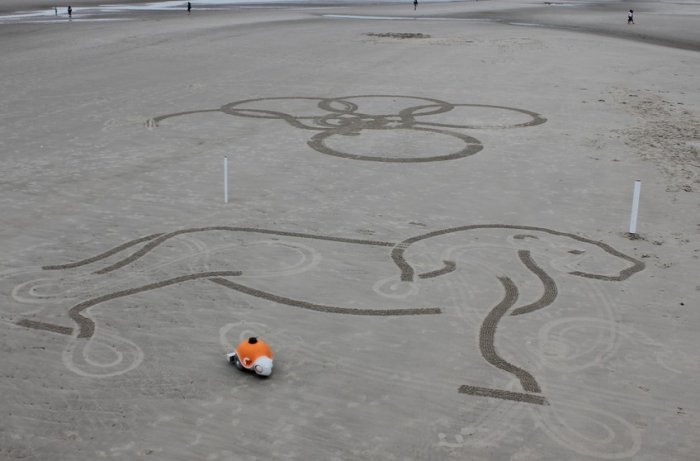 Робот Beachbot создает масштабные картины на песчаных пляжах