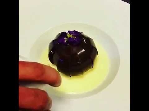 Десерт с шоколадными лепестками