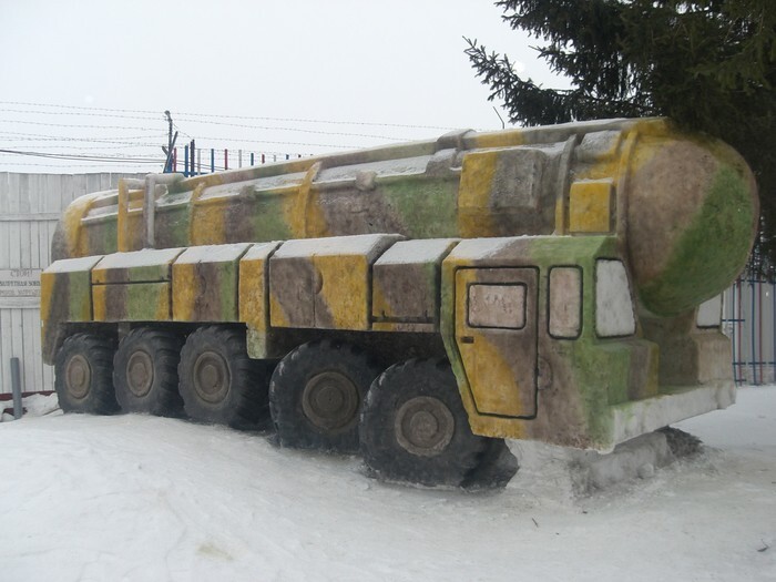 В Омске вылепили из снега Т-34 и &quot;Тополь-М&quot; в натуральную величину