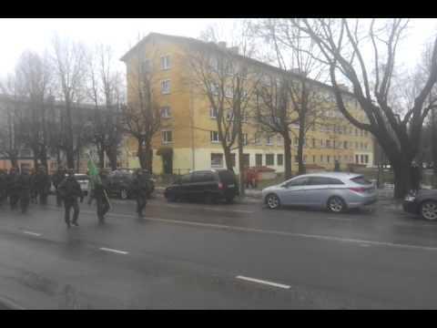 На параде в Нарве, парень троллит натовских военных