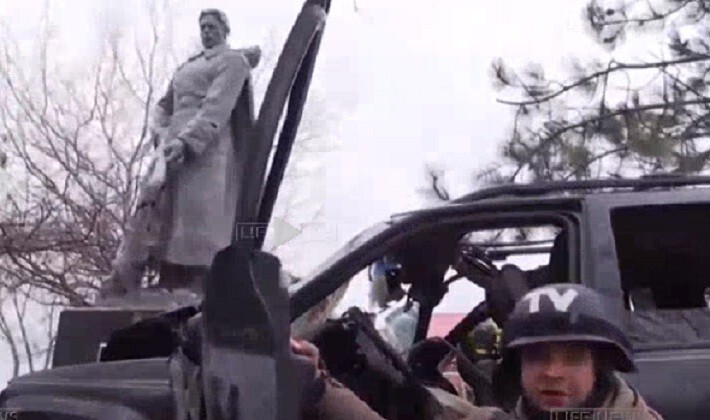 Памятник Героям ВОВ отомстил двоим боевикам из &quot;Азова&quot;