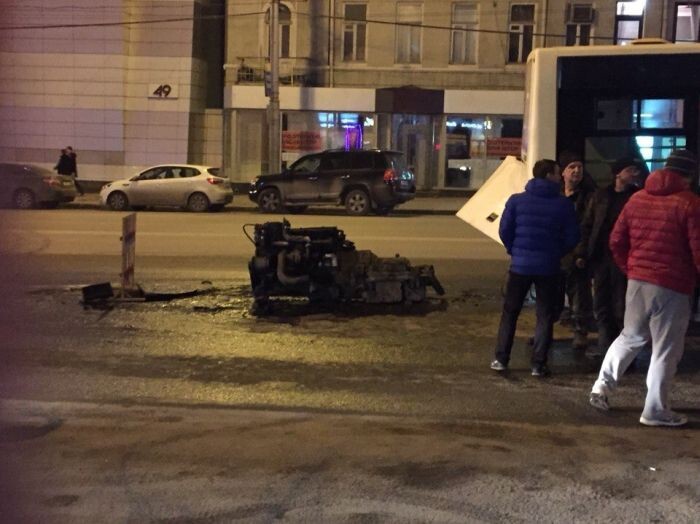 В Ростове у автобуса выпал, а затем загорелся двигатель