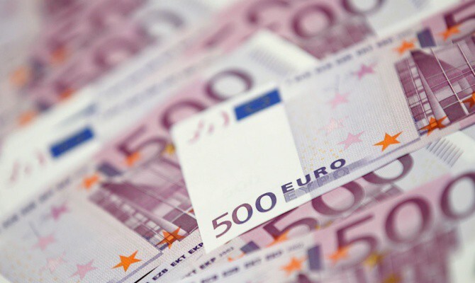 Евро упал ниже 67 рублей на выступлении Драги