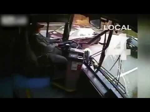65-летний водитель автобуса уснул и протаранил несколько автомобилей