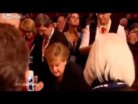 Ангелу Меркель облили пивом 