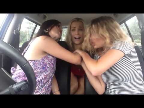 Трое девушек в машине  