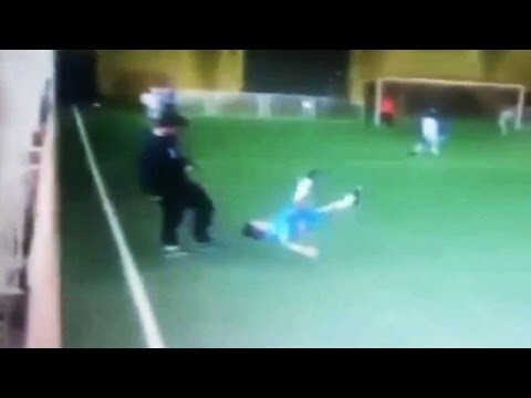 В Москве тренер ударом свалил с ног маленького футболиста: видео