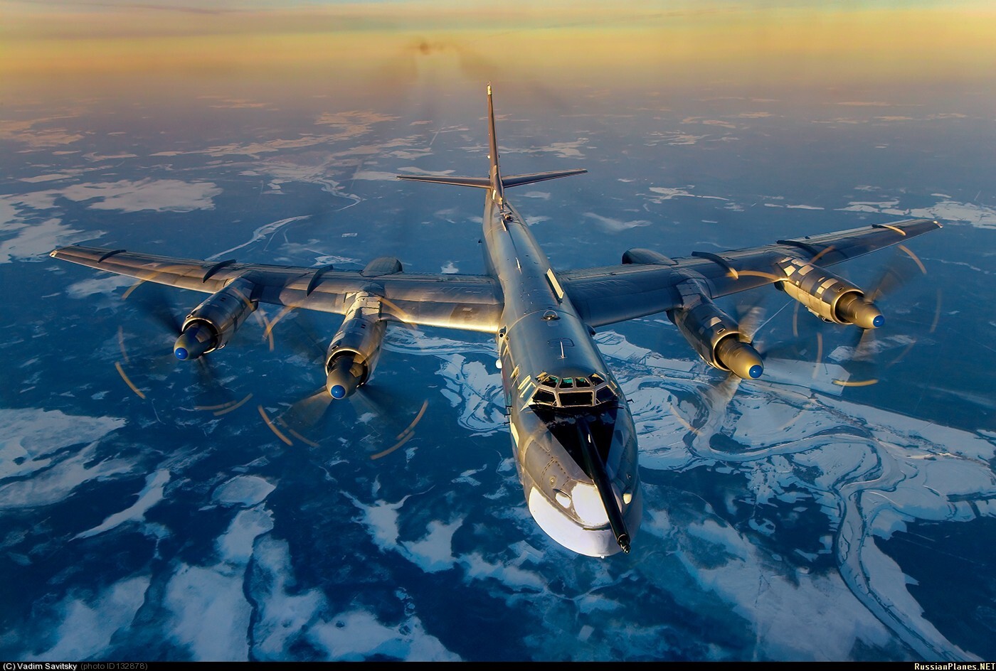 Российский «Медведь» Ту-95МС в окружении самолетов НАТО 