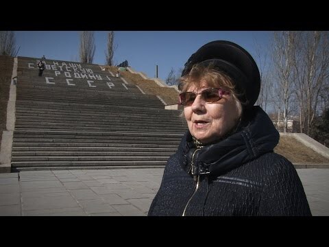 Жительница Сталинграда-Волгограда: Надпись на ступенях к главному мону