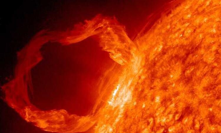 Мощная вспышка на Солнце вызвала мигрень и перебои со связью 