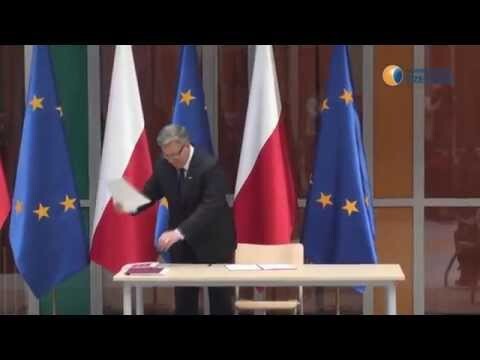 Охрана президента Польши заклеила рот пытавшемуся задать вопрос