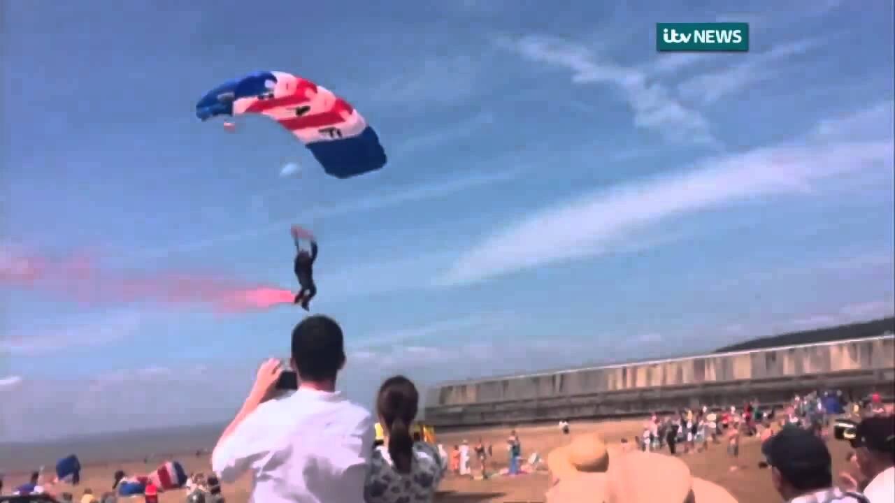  Парашютист врезался в здание