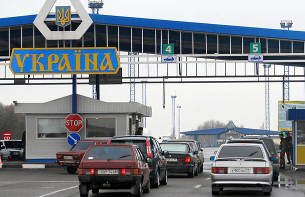 На границе с Новороссией украинские пограничники ставят в паспорта отм