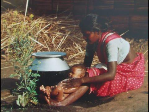  Помывка детей в Индии