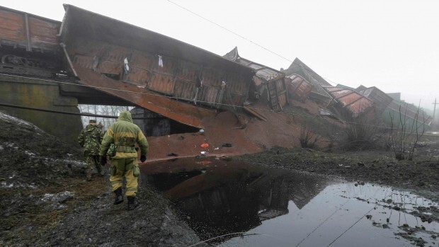 Террористы ЛНР взорвали мост в Трехизбенке 