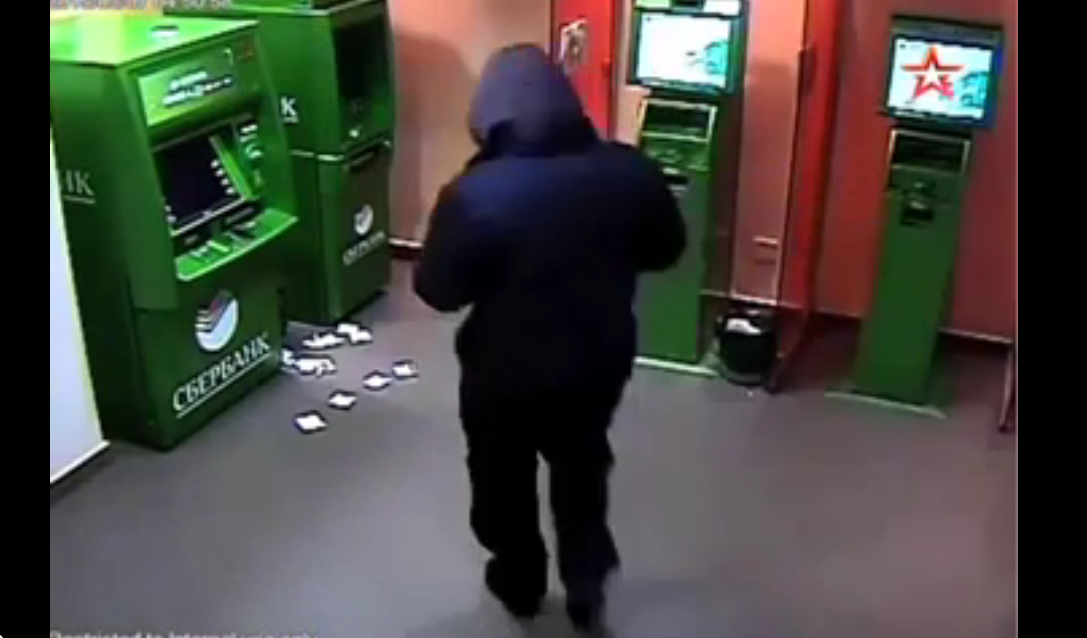 Оперативно ограбили банкомат 
