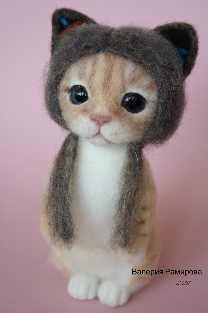 Войлочный котенок в шапочке от Валерии Рамировой