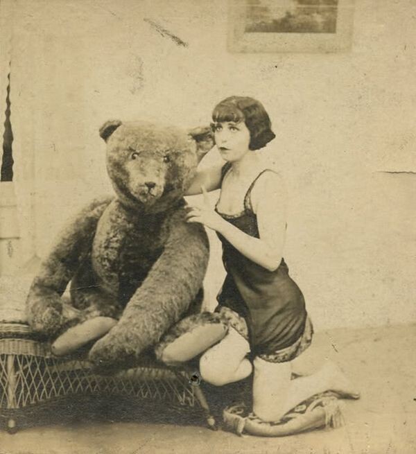 Девушка и плюшевый медведь