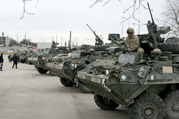 Жители Риги назвали американских военных оккупантами.