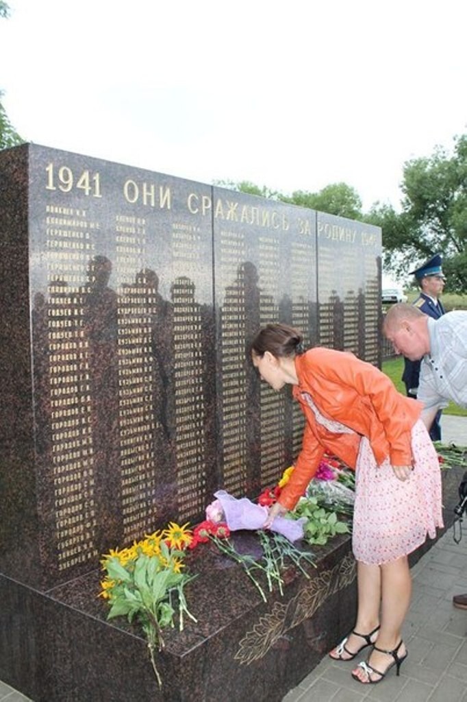 Белгородец на свои деньги установил в родном селе памятник защитникам 