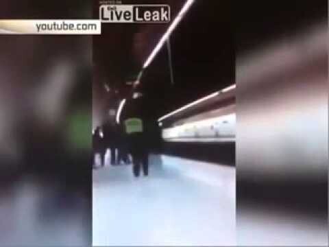 Полицейского во время драки столкнули под поезд