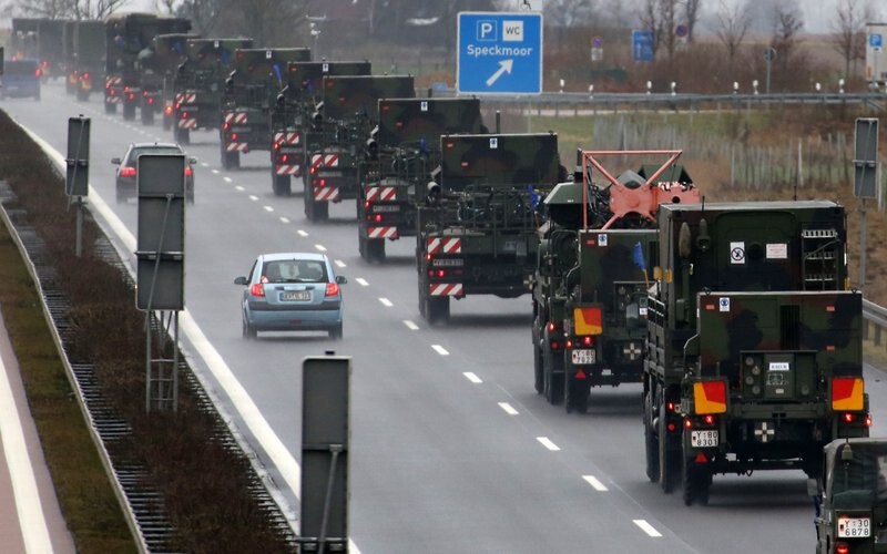 Власти Чехии запретили гражданам кидать овощи в военный конвой НАТО