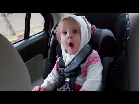 Девочка в машине слушает музыку 