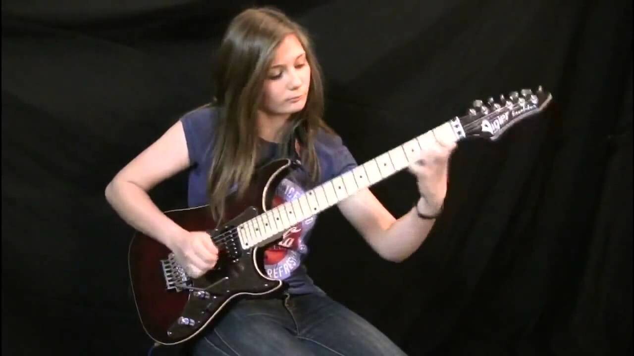 14 летняя девочка так играет на гитаре как не играют профессионалы