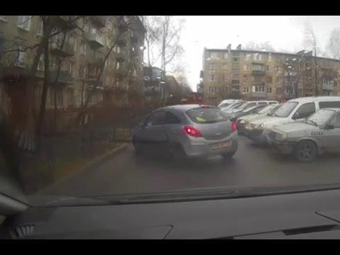 Как в одном из дворов парковалась брюнетка