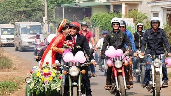 Свадебный кортеж из мотоциклов "Минск" во Вьетнаме