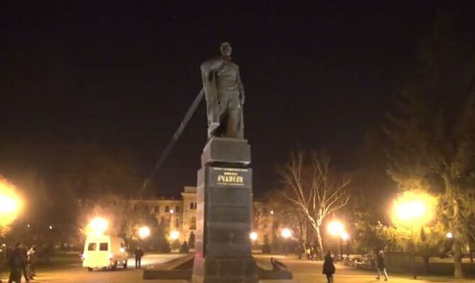 В Харькове ночью снесли 3 памятника