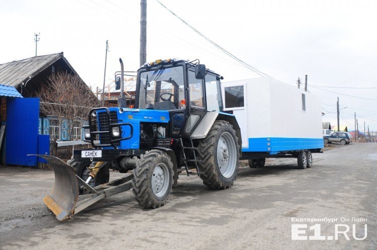 Екатеринбуржец сделал из трактора дом на колёсах, чтобы сгонять в Крым