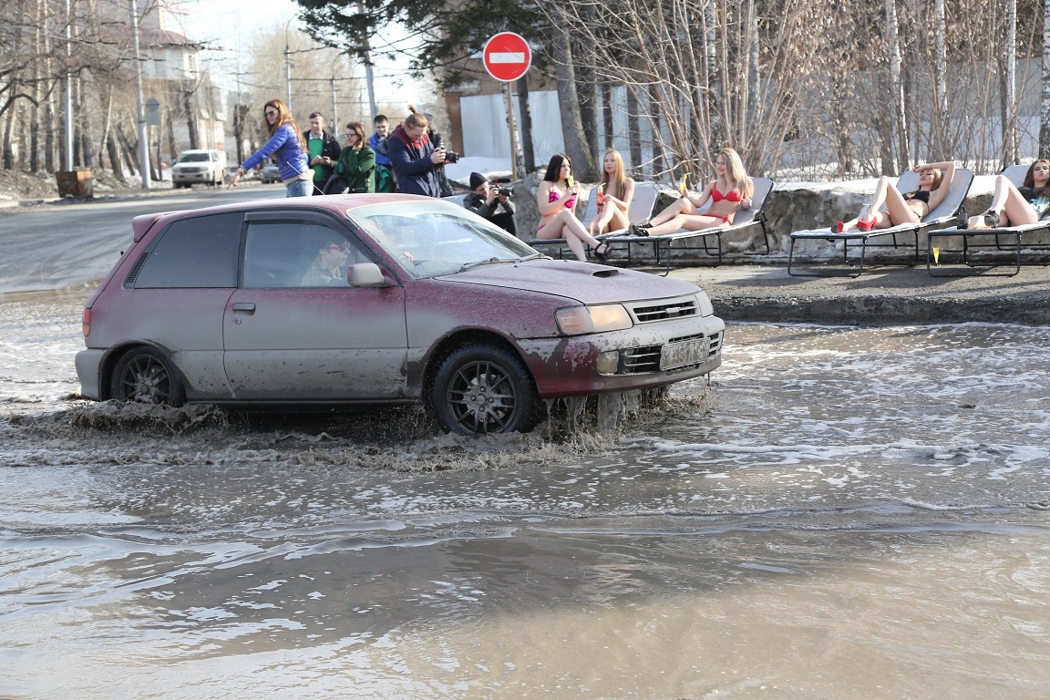 В Новосибирске на обочинах дорог загорают девушки