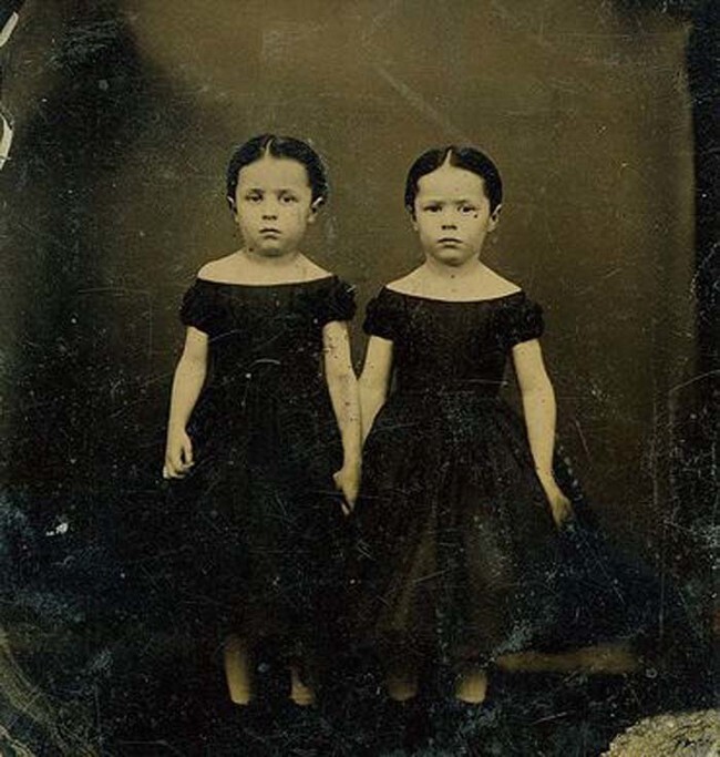 Страшнее, чем пост-мортем: 13 фото близнецов викторианской эпохи