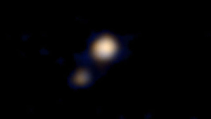Зонд New Horizons прислал первый цветной снимок Плутона и Харона