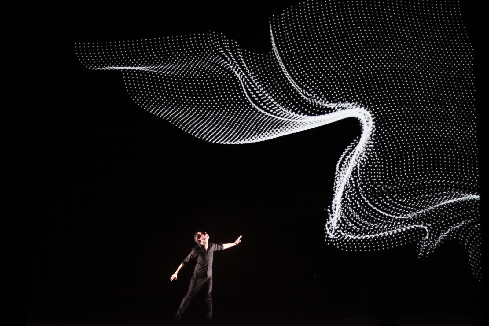 Pixel — танцевальное шоу со световыми экспериментами 