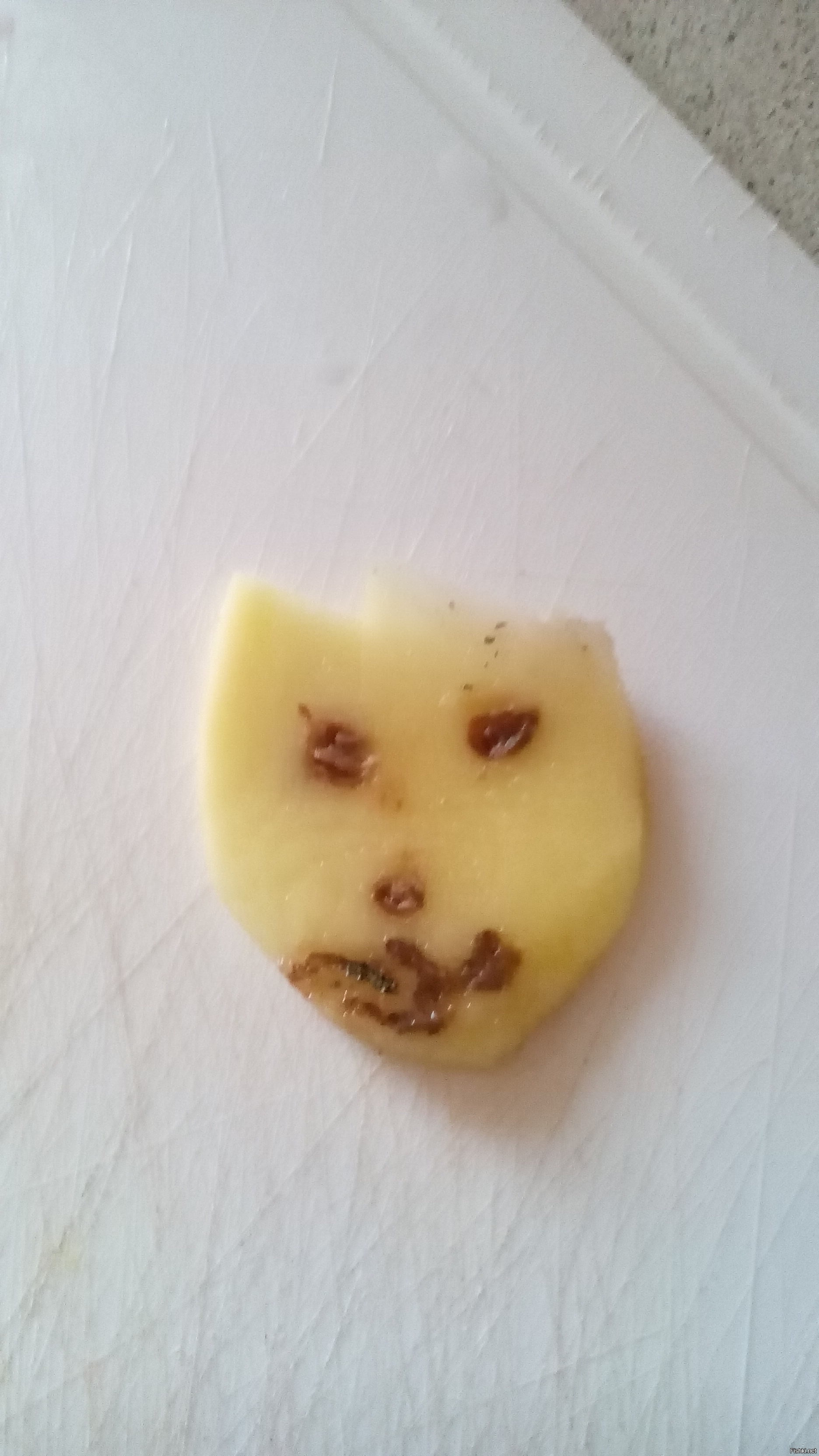 Почистил картошку, стал нарезать