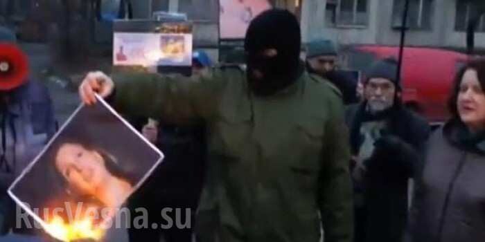Спасибо за печеньки: возле посольства США в Киеве жгли портреты Нуланд