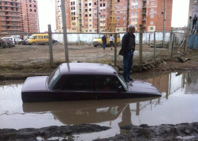 В омской луже тонут автомобили