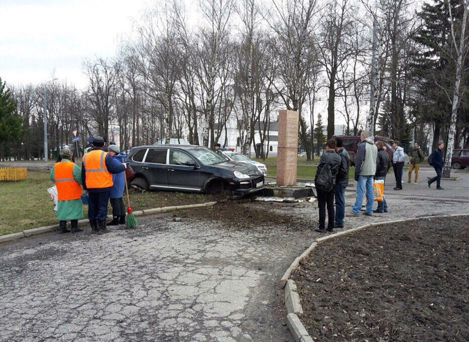 Во Владимире Porsche протаранил стелу в честь участников ВОВ