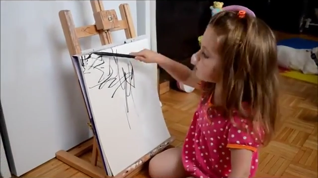 Мама художник доделывает работы картины 2 летней дочери 