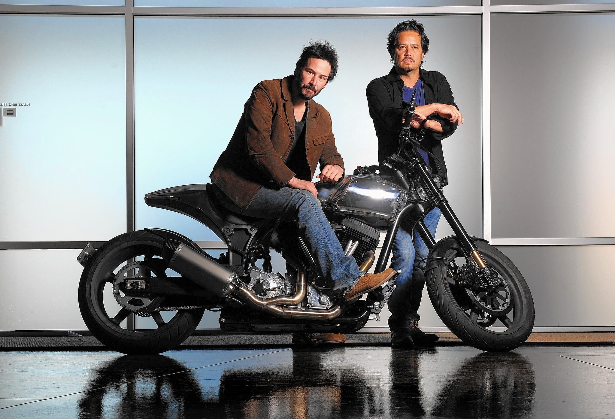 Компания по производству мотоциклов, принадлежащая Киану Ривзу